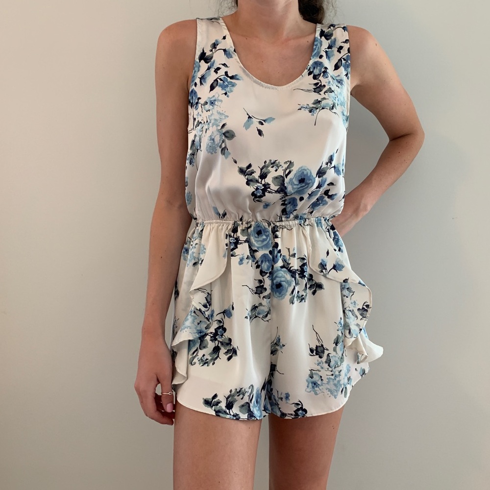 Victoria & Sophia Silky Romper Size Medium